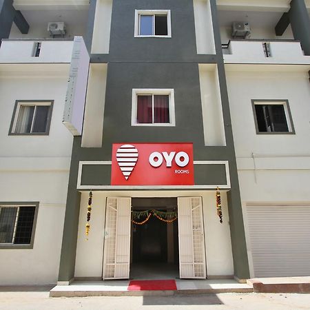 Oyo 9060 Sri Sai Guest Inn Bangalore Exteriör bild