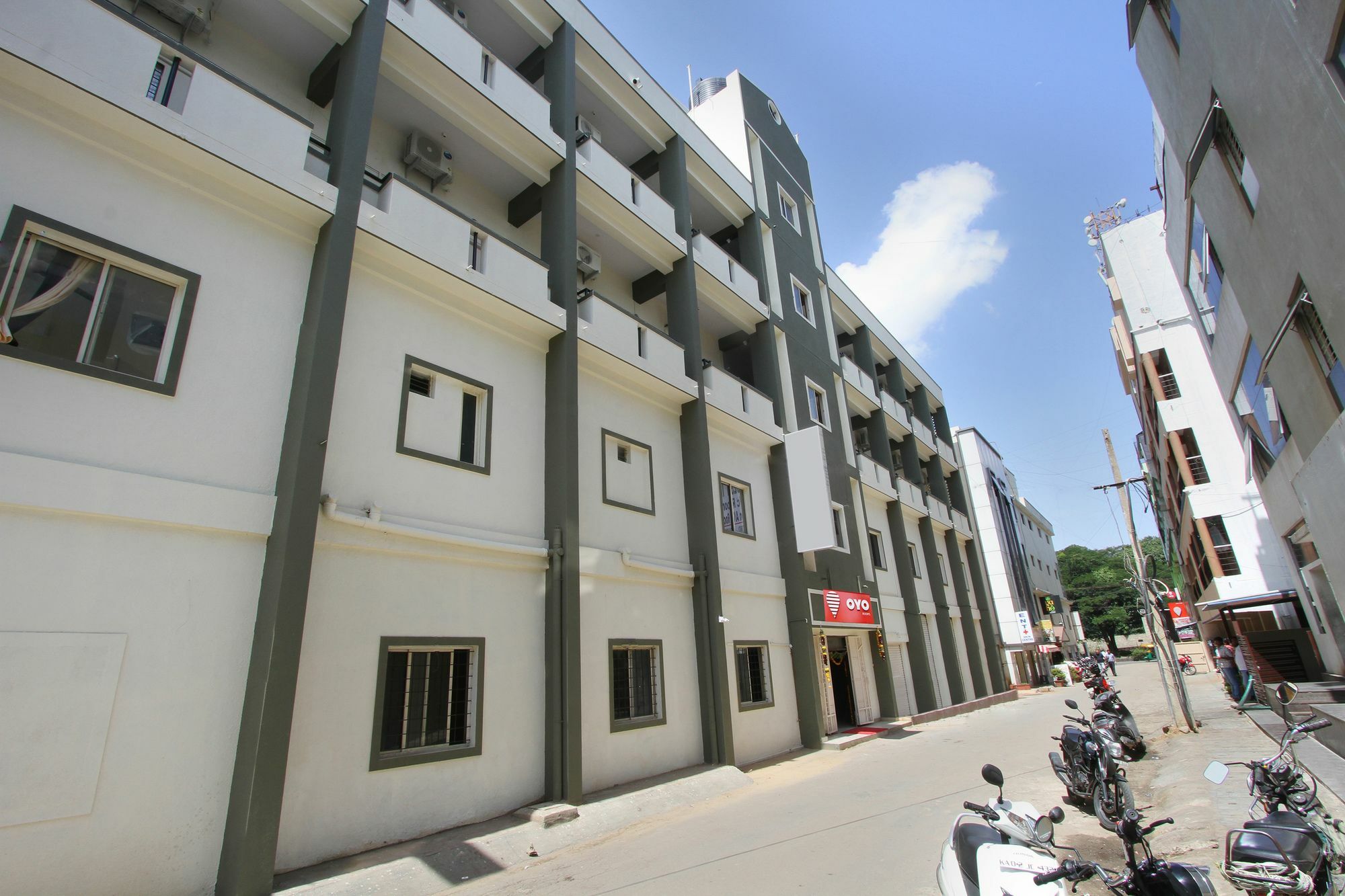 Oyo 9060 Sri Sai Guest Inn Bangalore Exteriör bild