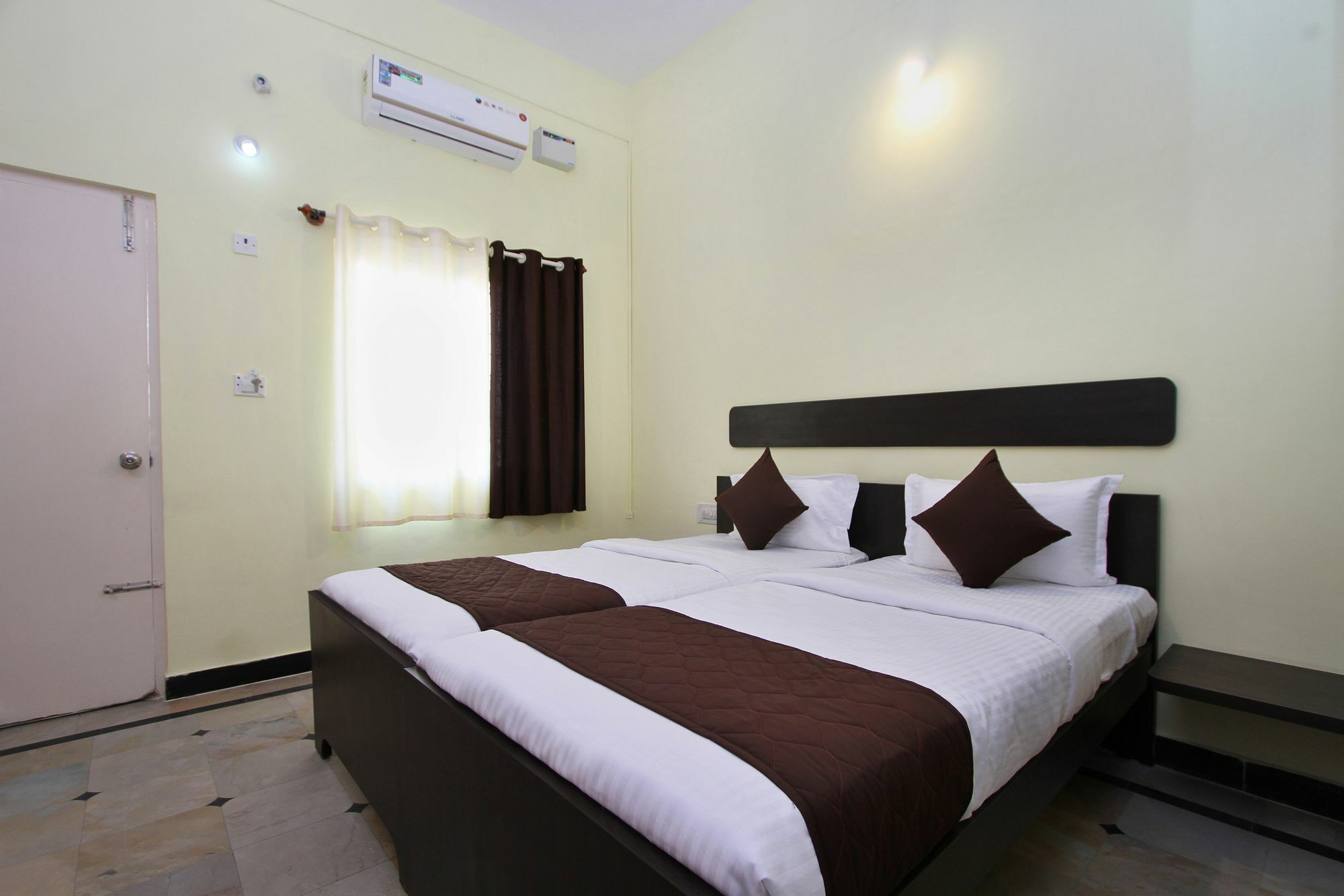 Oyo 9060 Sri Sai Guest Inn Bangalore Exteriör bild