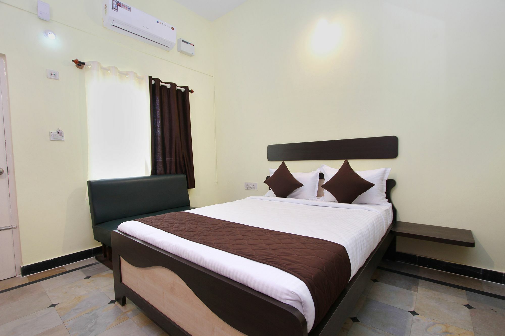 Oyo 9060 Sri Sai Guest Inn Bangalore Exteriör bild